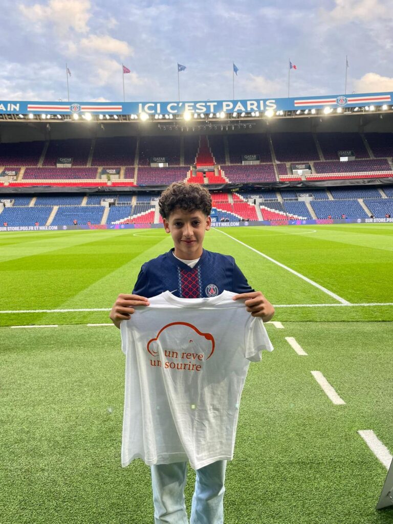 Noam, les étoiles du PSG plein les yeux